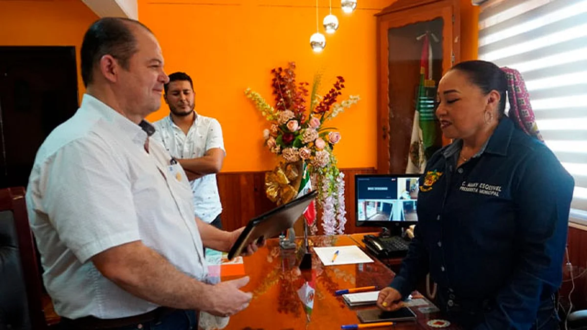 Rubén Medina, encargado de Despacho de la Sedeco se reunió con la presidenta municipal María Esquivel, quien le informó los daños que presenta el mercado local y el apoyo que se requiere
