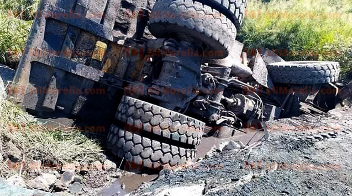 Conductor de volteo se va con su unidad a un canal en ArcelorMittal de Lázaro Cárdenas