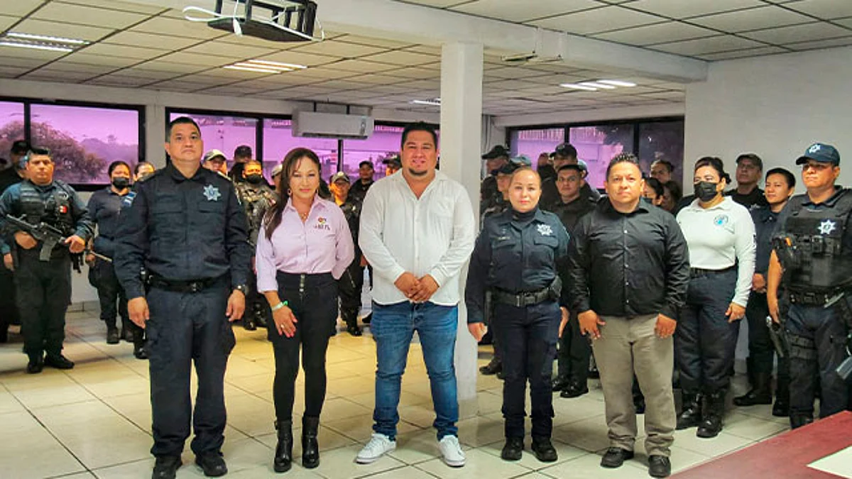 Lázaro Cárdenas: Itzé Camacho, entrega estímulos FORTAPAZ a Policías Municipales
