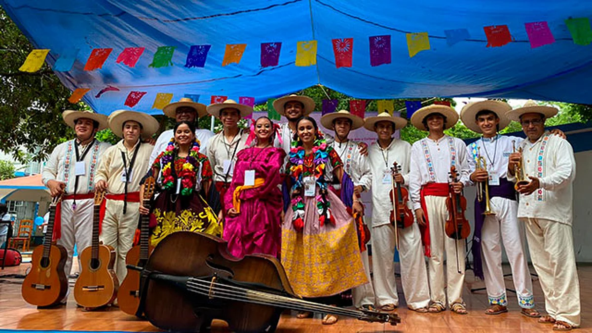 Los 24 jóvenes participaron en la exhibición de parte de la riqueza musical y cultural en diversos escenarios