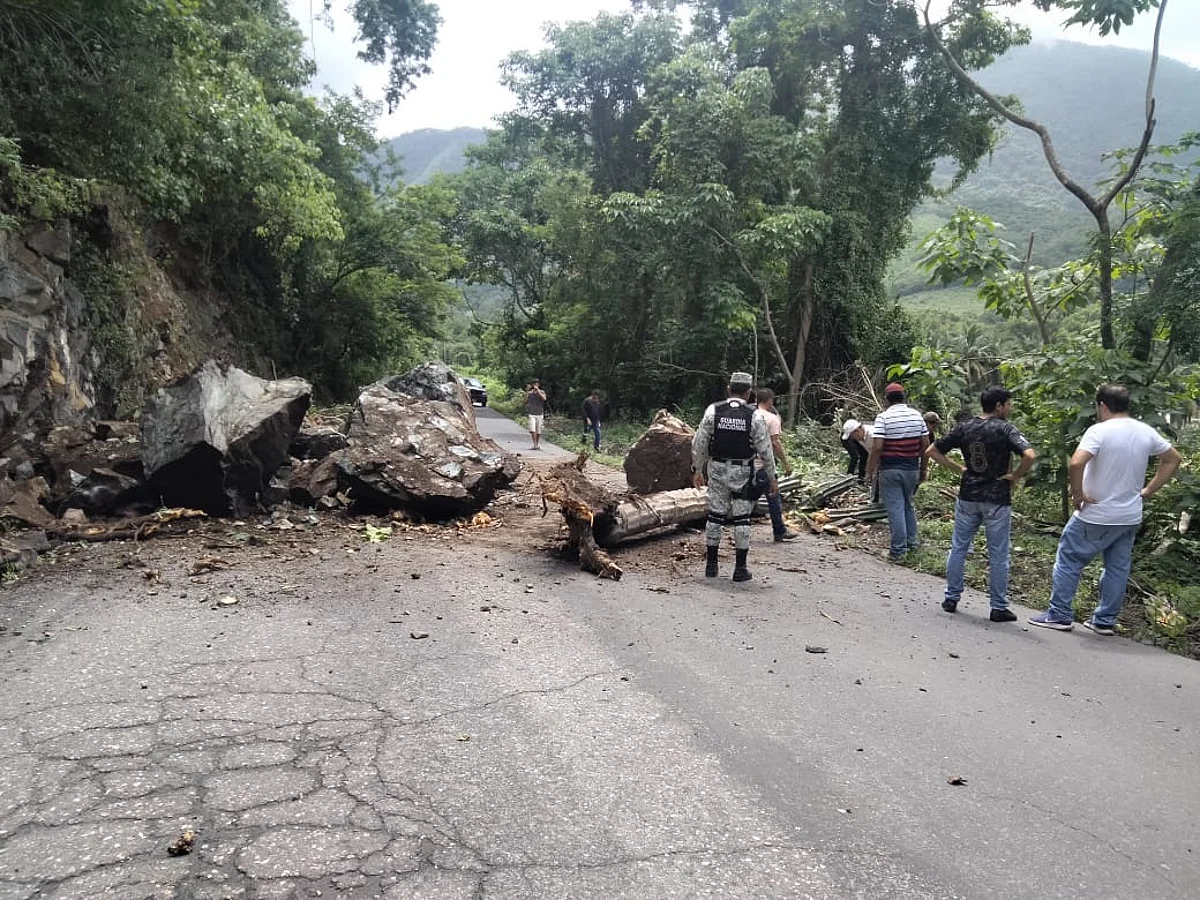Deslaves, daños estructurales y carreteras dañadas, saldo de sismo en Michoacán