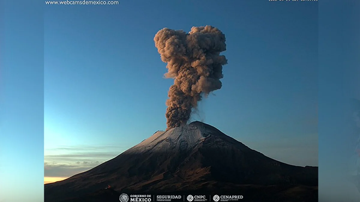 Volcán Popocatépetl emite fumarola; alertan por caída de ceniza
