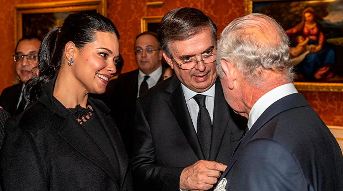 Invita Ebrard al rey Carlos III a México