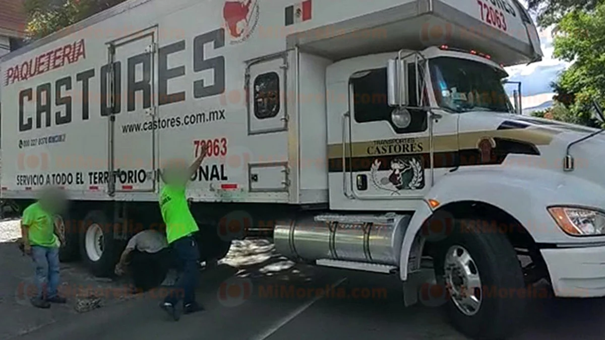 Camión de paquetería se atora en desnivel del Periférico Sur de Morelia