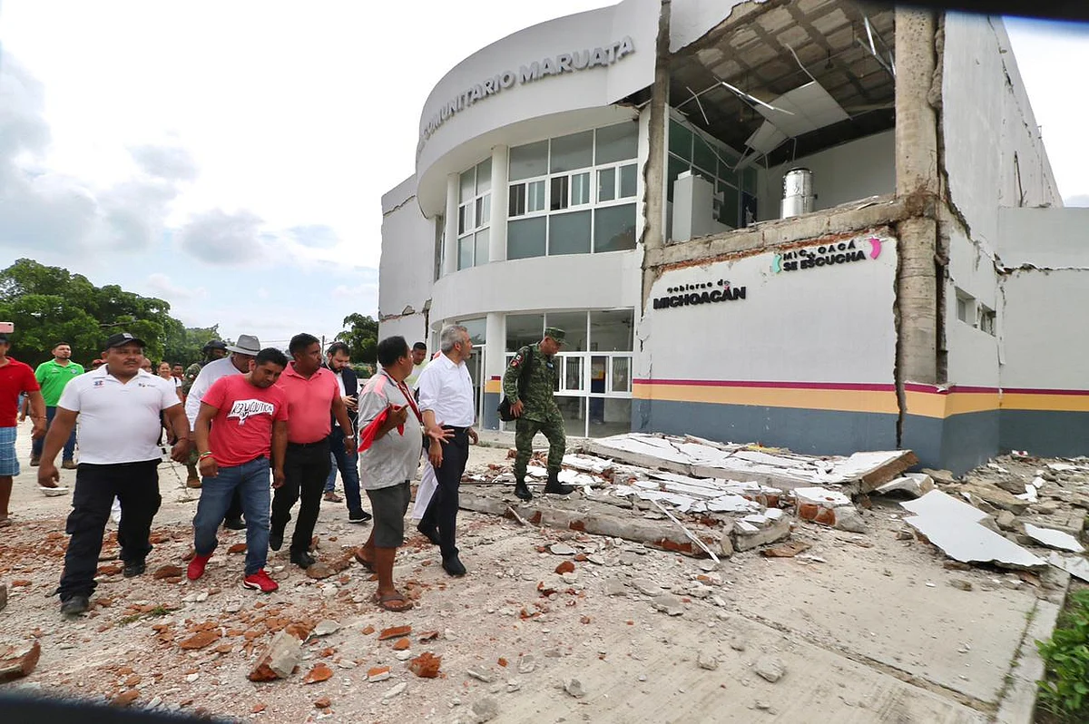 El mandatario estatal pudo constatar los daños estructurales en el Hospital Comunitario de Maruata