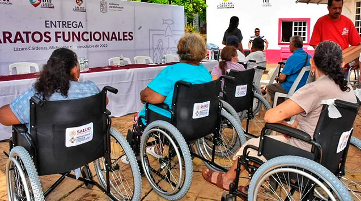 DIF de LC entrega aparatos funcionales y credenciales de descuentos