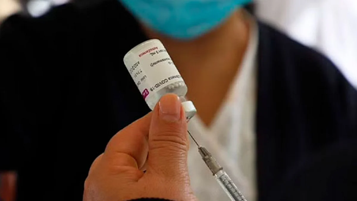 La vacuna, cuyo biológico es de los laboratorios Pfizer-BioNtech, es gratuita y el único requisito para su aplicación es presentar impreso y prellenado el formato de vacunación