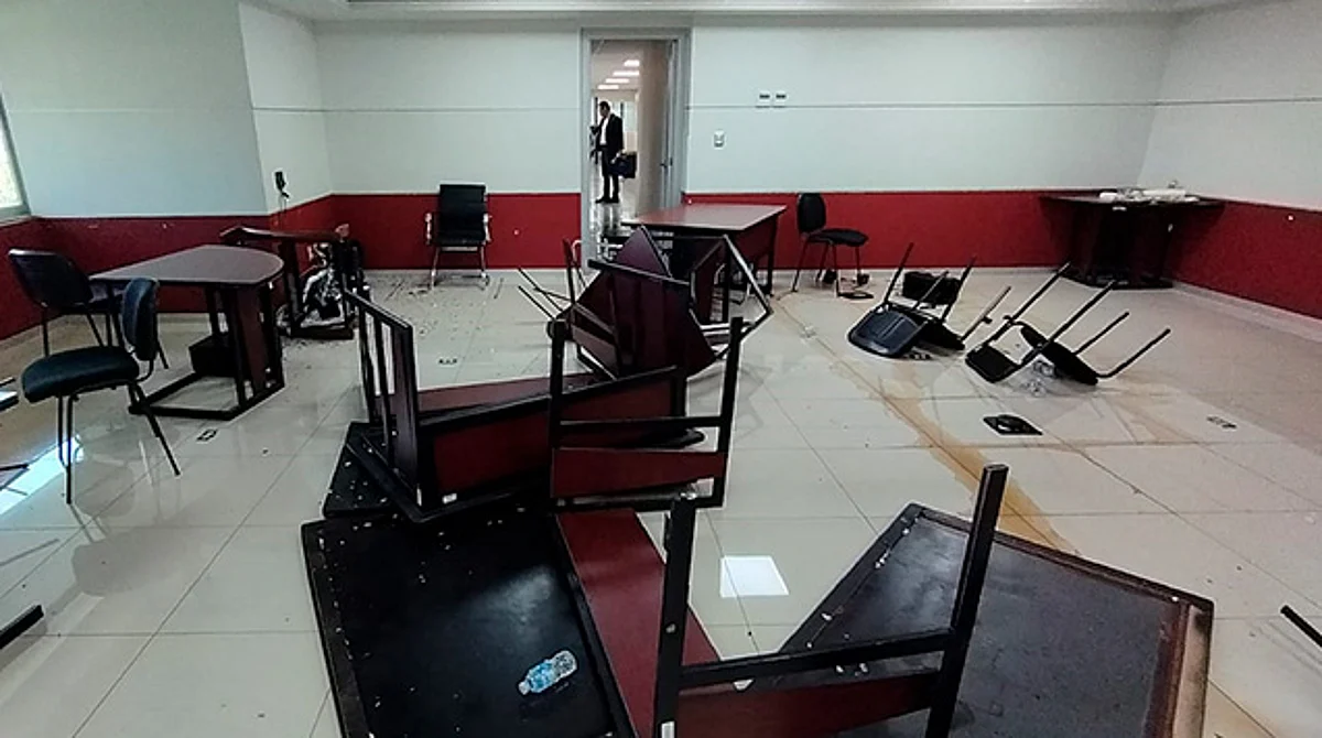 Presuntos docentes destrozan oficinas de la SEE en Morelia, Michoacán