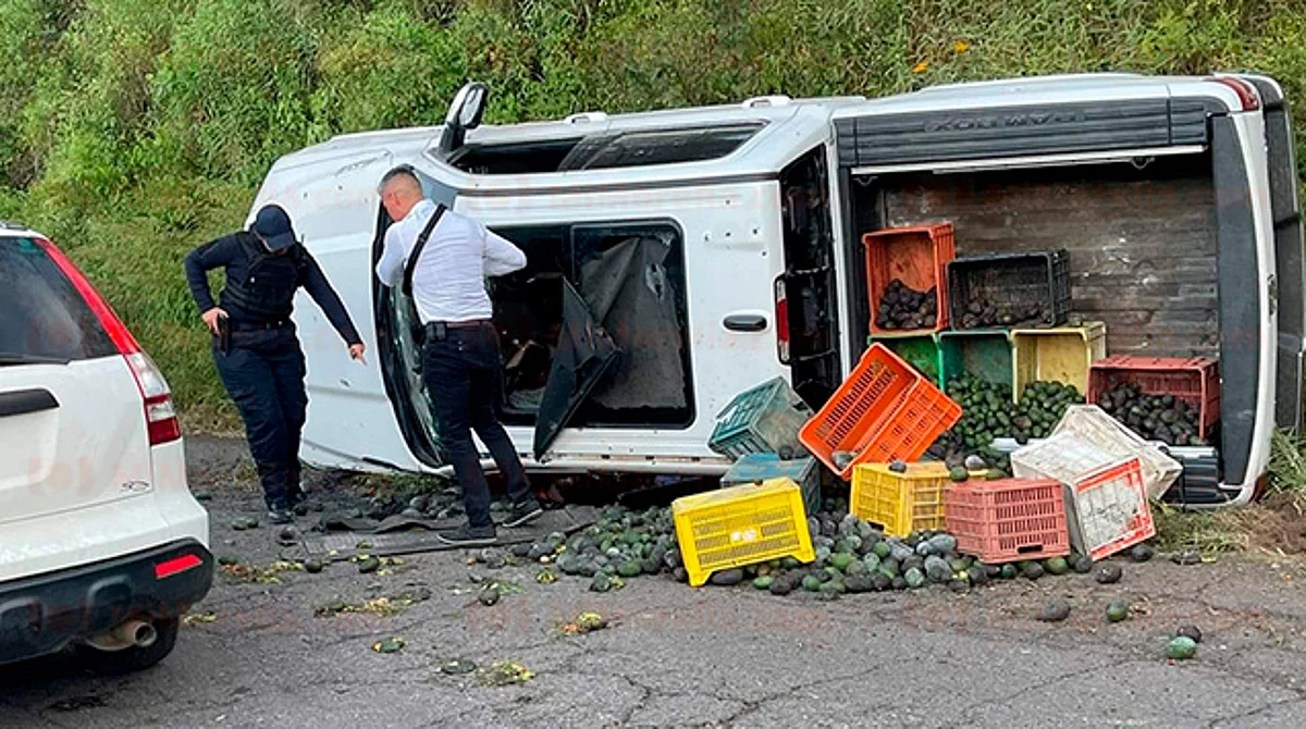 Acribillan a tiros a aguacatero y a su ayudante en carretera de Michoacán