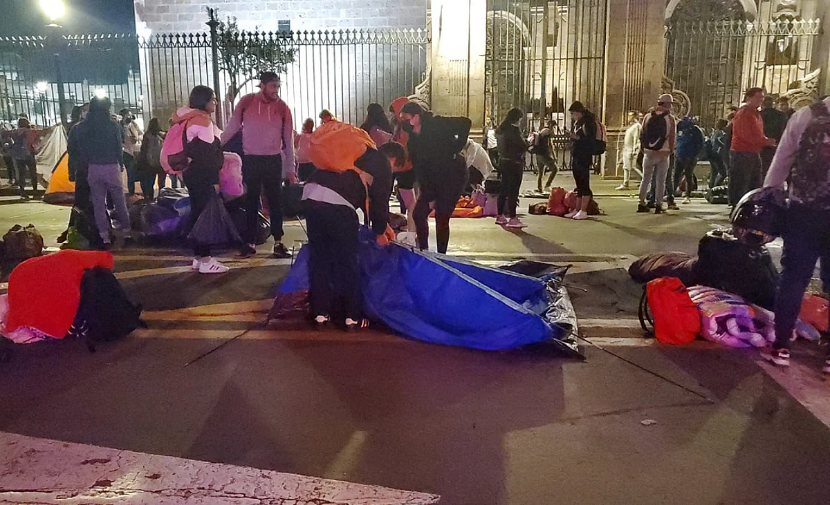 Egresados normalistas retiran plantón que tenían frente a la Catedral de Morelia