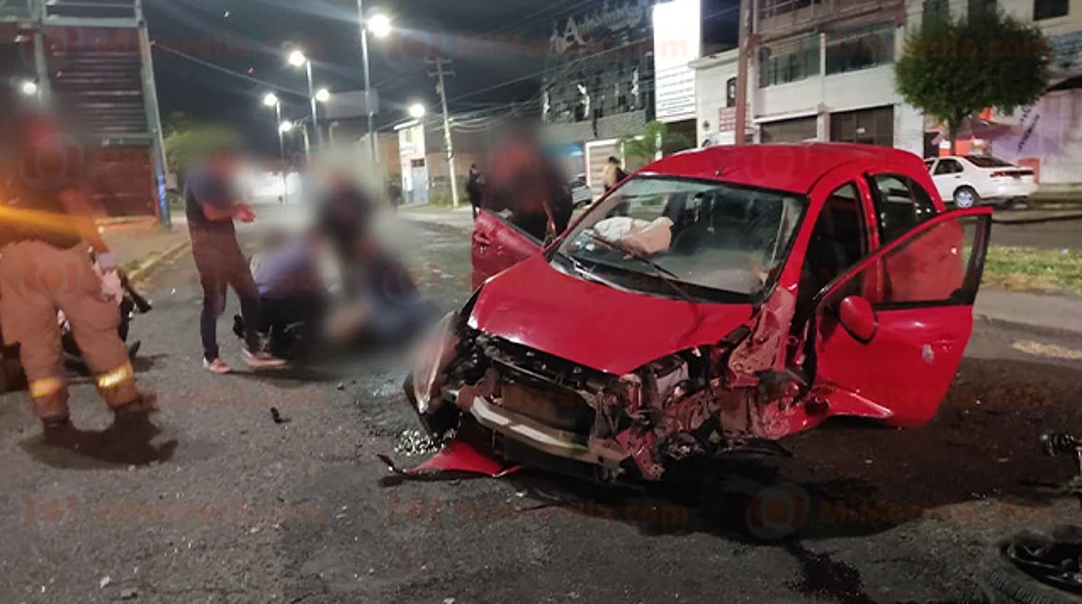 Volcadura de auto deja al menos 3 heridos en periférico de Morelia