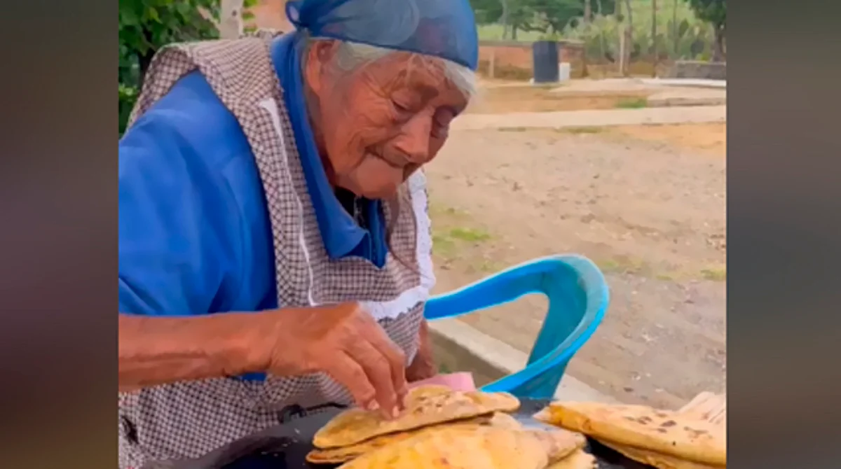 Clientes confunden a vendedora de tlacoyos con "Mamá Coco"