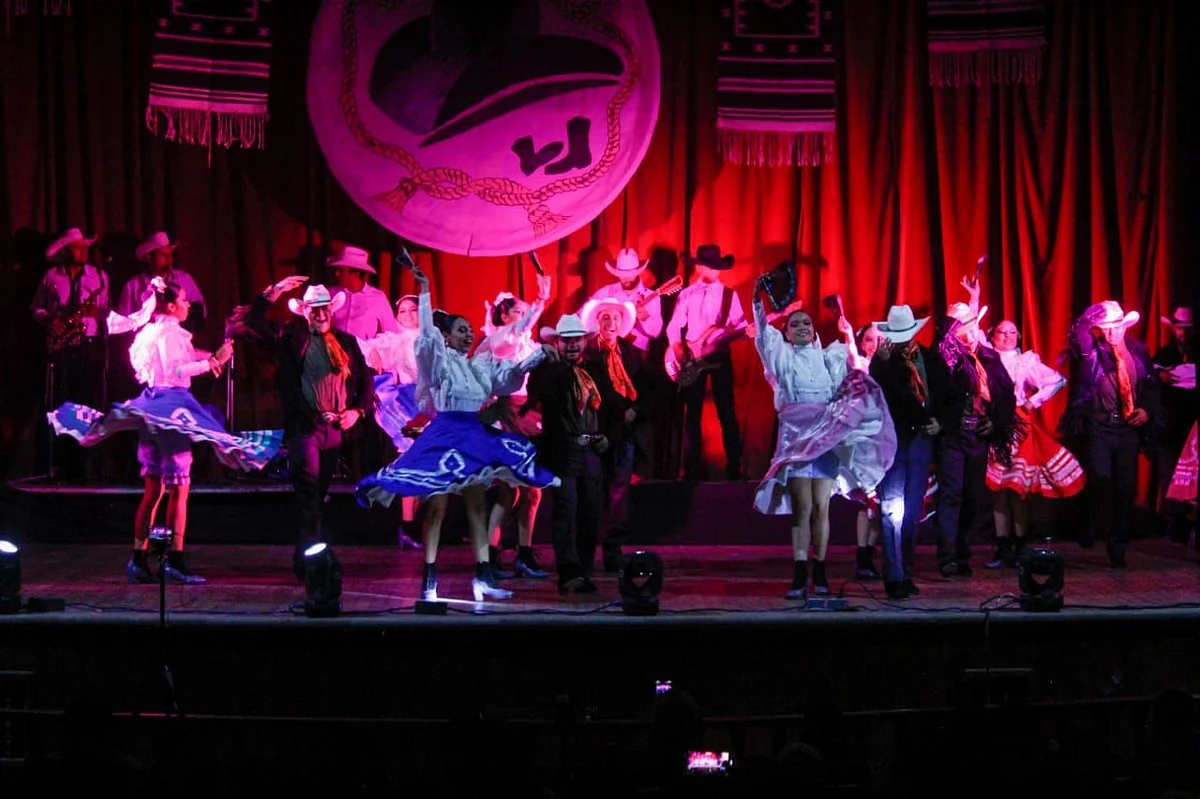 Julio Arreola reconoce al ballet Folklórico Petatzecuaro en su sexto Aniversario