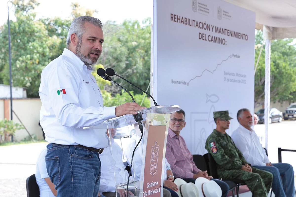 Arranca Bedolla rehabilitación de tramos carreteros en Tierra Caliente