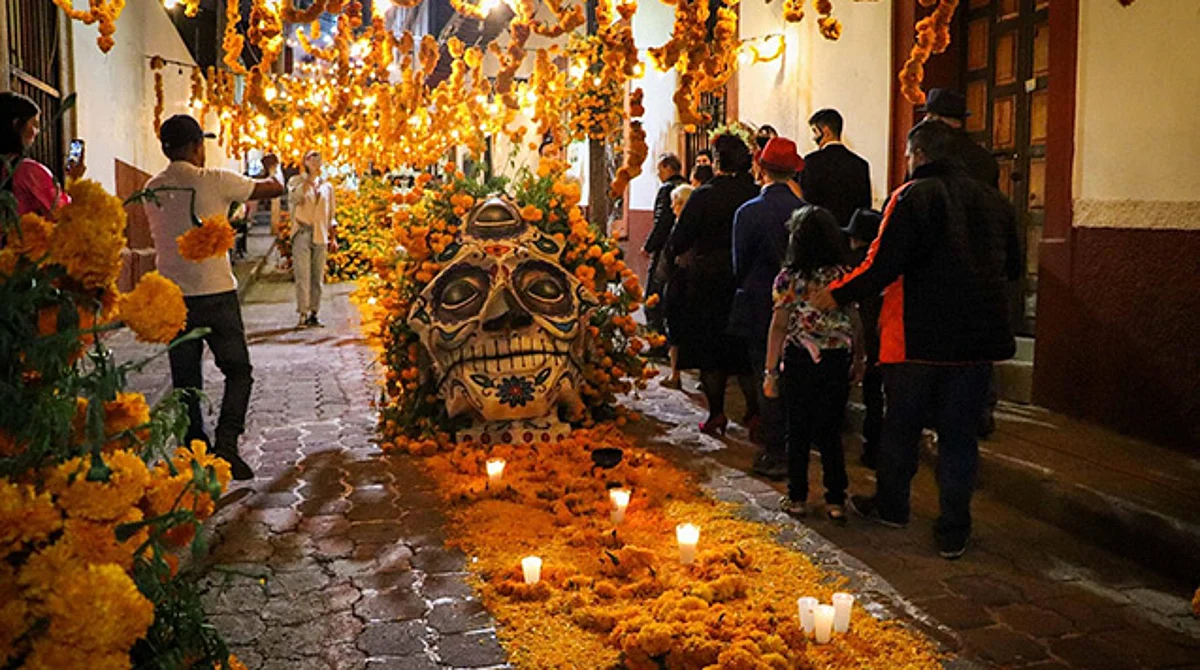 Inauguran el altar de muertos más grande de Michoacán