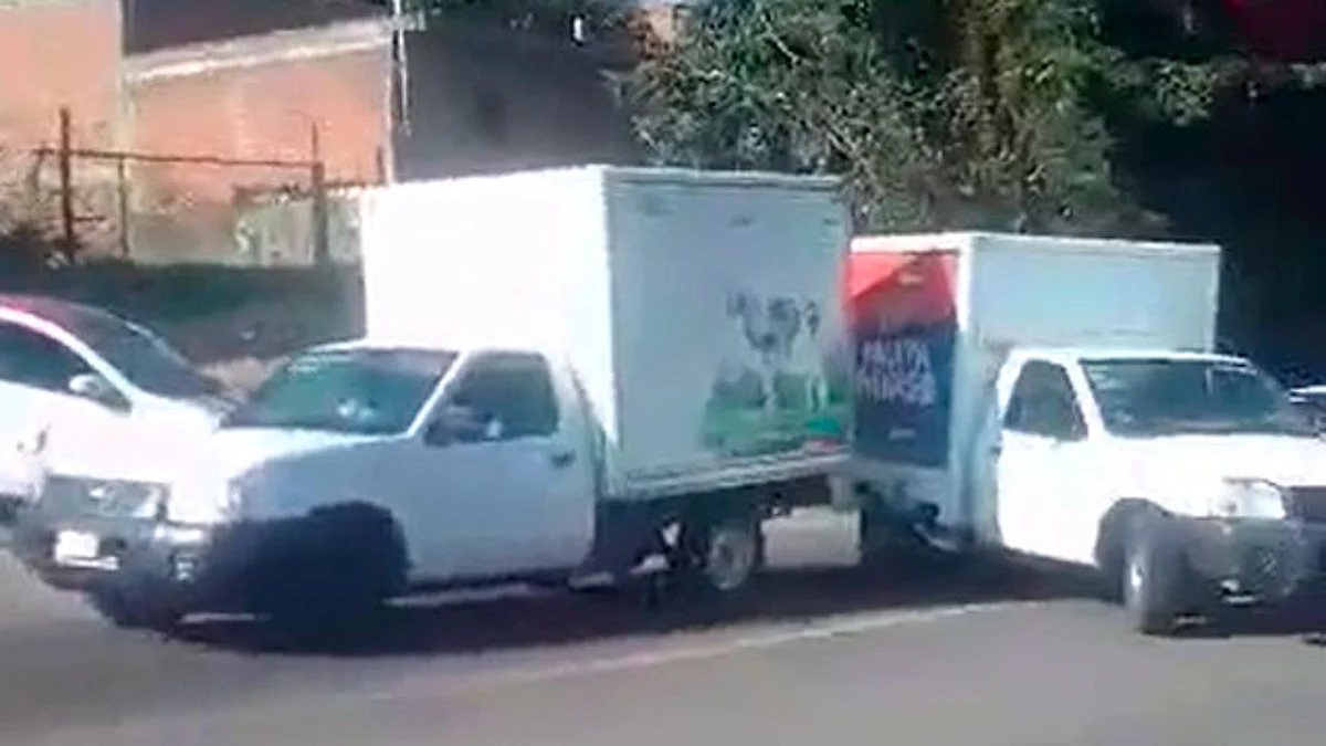 Comuneros de Carapan corren a estudiantes normalistas que bloqueaban la carretera