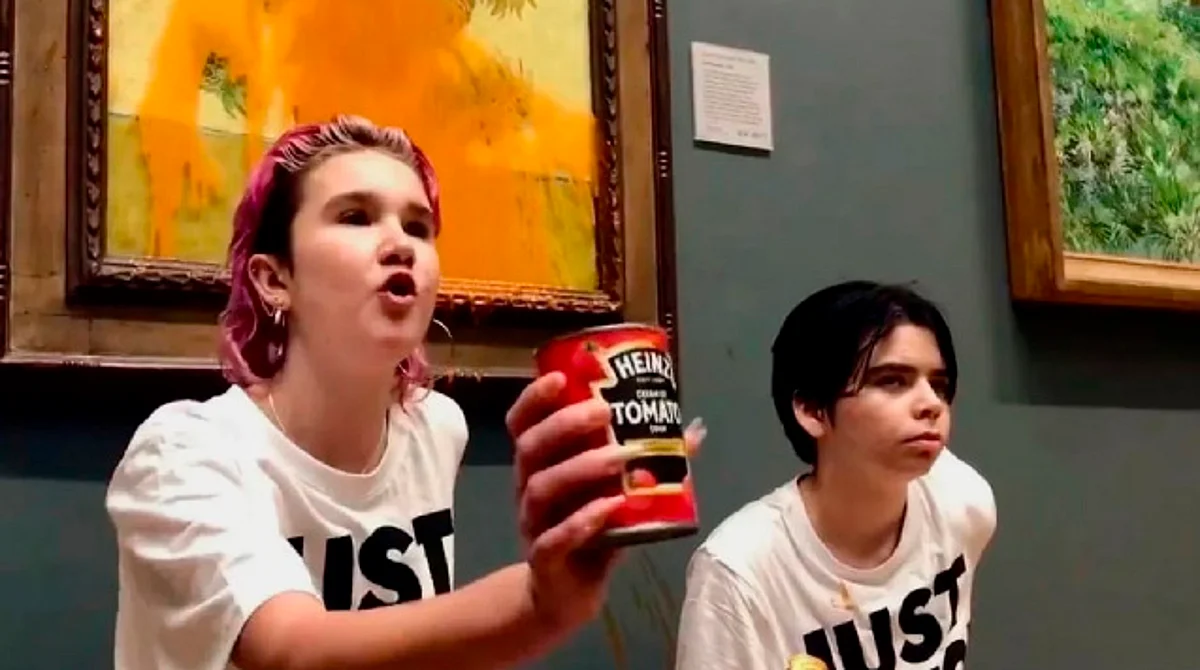 Jóvenes activistas lanzan sopa de tomate sobre "Los Girasoles" de Van Gogh