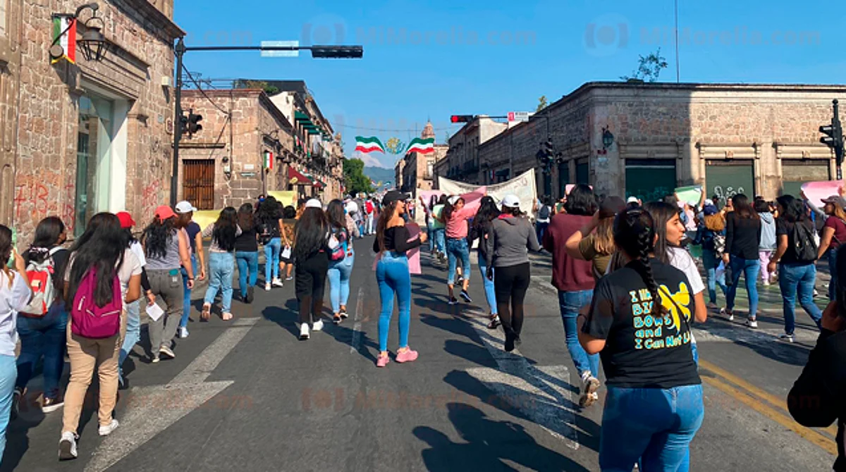 Se oyeron algunas consignas como "ni perdón, ni olvido”, “No que no, sí que sí, ya volvimos a salir” y “Estudiar para luchar y luchar para estudiar”