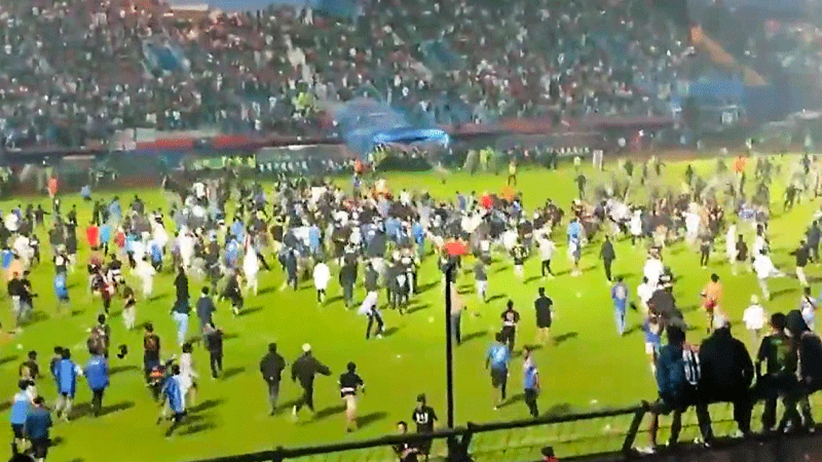 Tragedia en Indonesia, al menos 127 muertos por estampida tras partido de fútbol