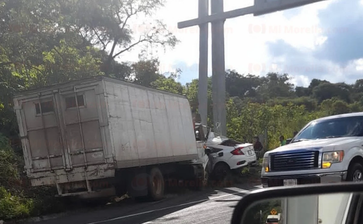Torton embiste auto en la Siglo XXI; hay dos personas muertas y una lesionada