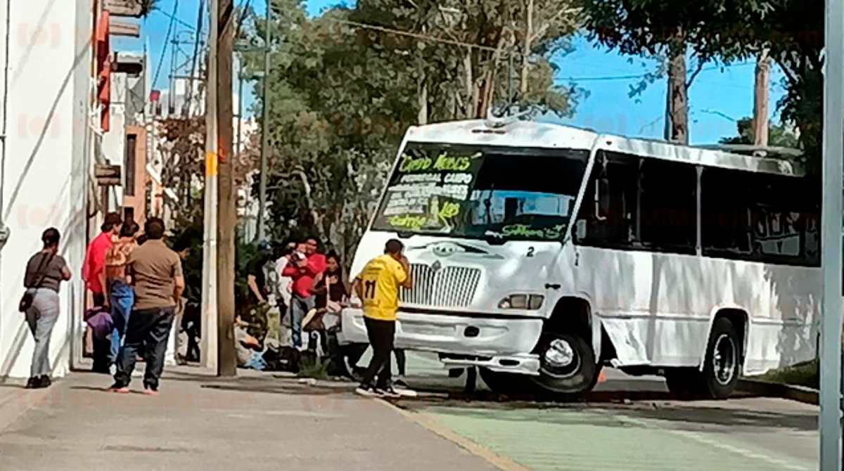 Camión se queda sin llanta en Morelia; reportan un herido