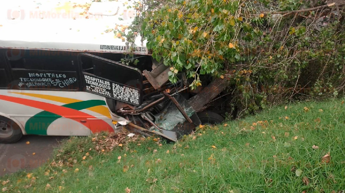 Camión del transporte público se impacta con árbol en Morelia