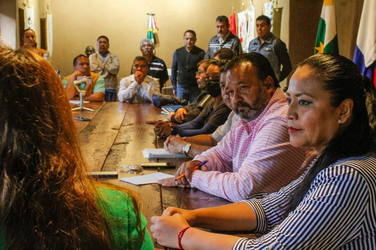 Julio Arreola recibe y atiende demandas de vecinos de la Tenencia de Huecorio