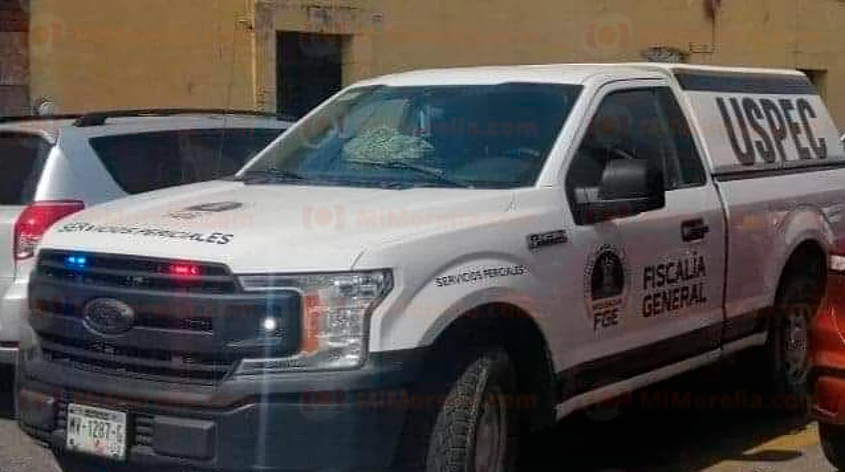 Desnudo y con golpes localizan cadáver de mujer en vía pública de Michoacán
