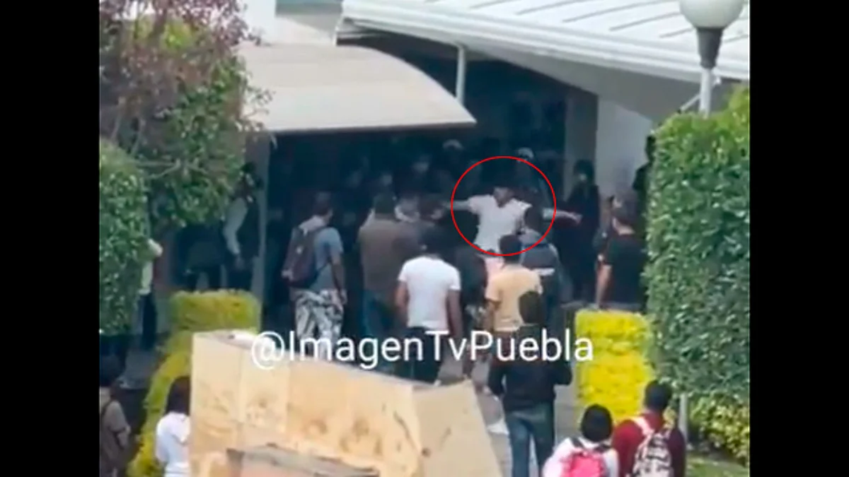 Joven alcoholizado entra a universidad de Puebla para agredir a su novia
