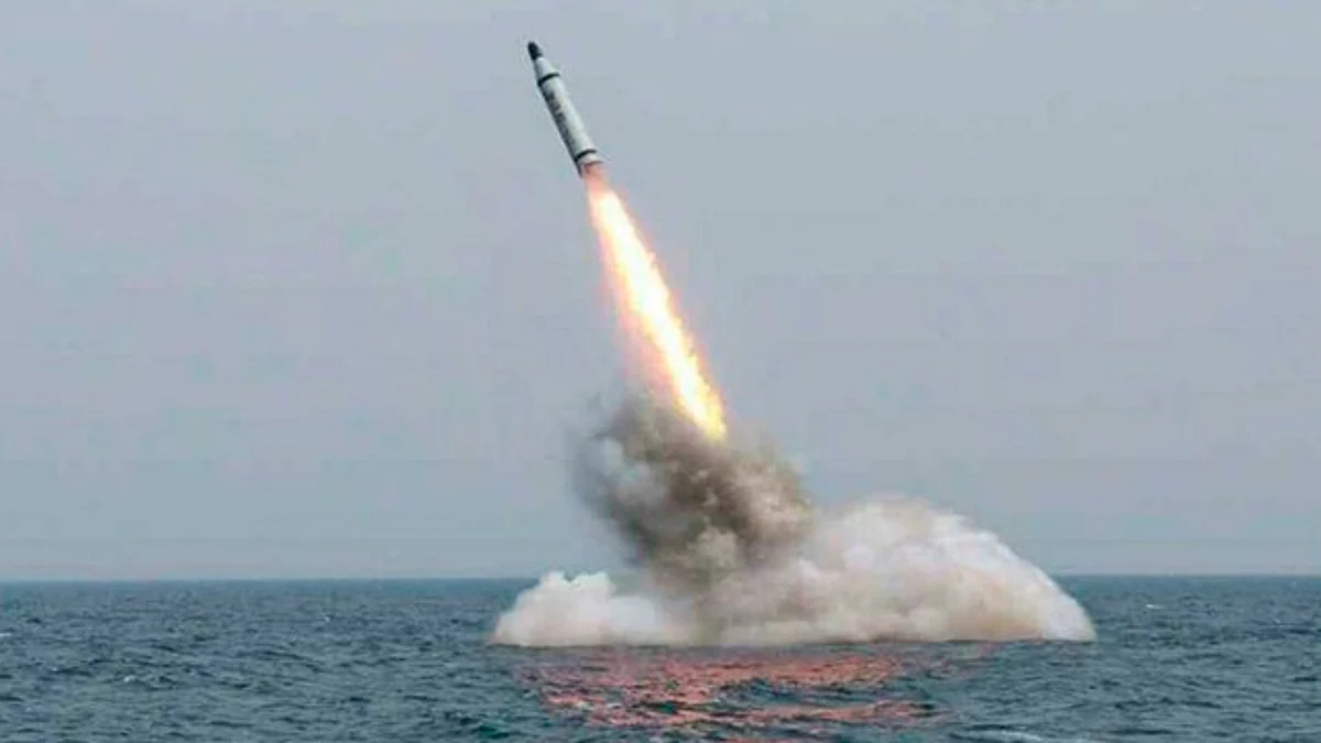Corea del Norte lanza misil que cae cerca de Corea del Sur