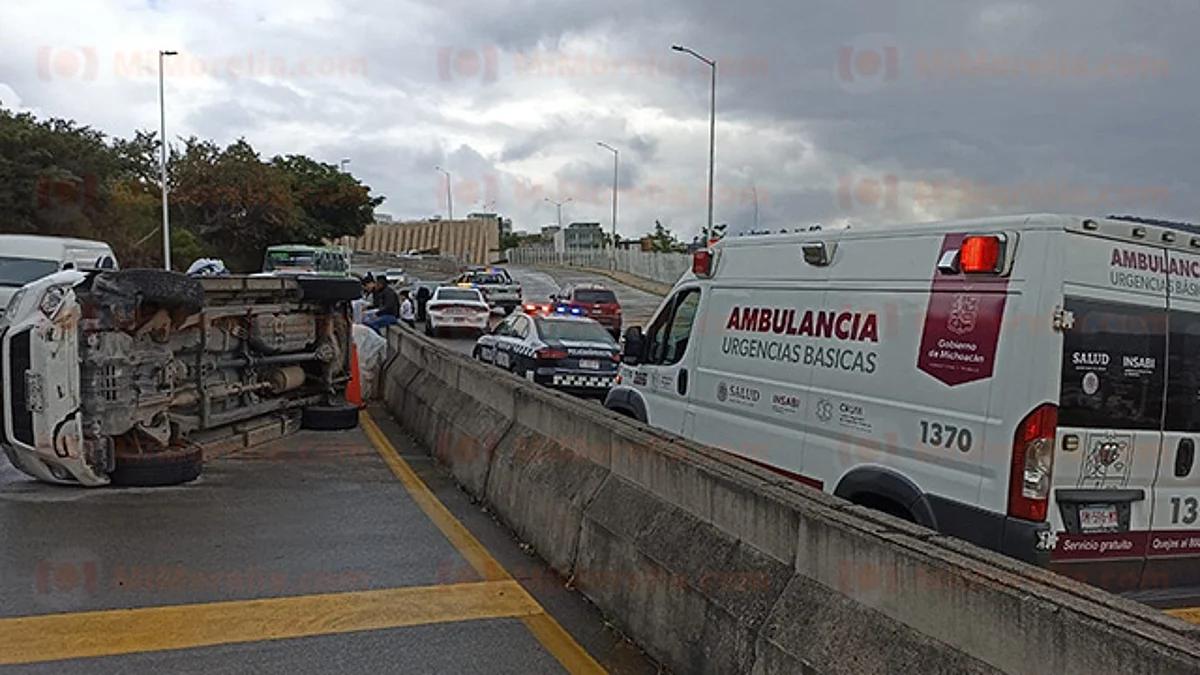 Vuelca camioneta sobre el Boulevard Alfredo Zalce, en Morelia