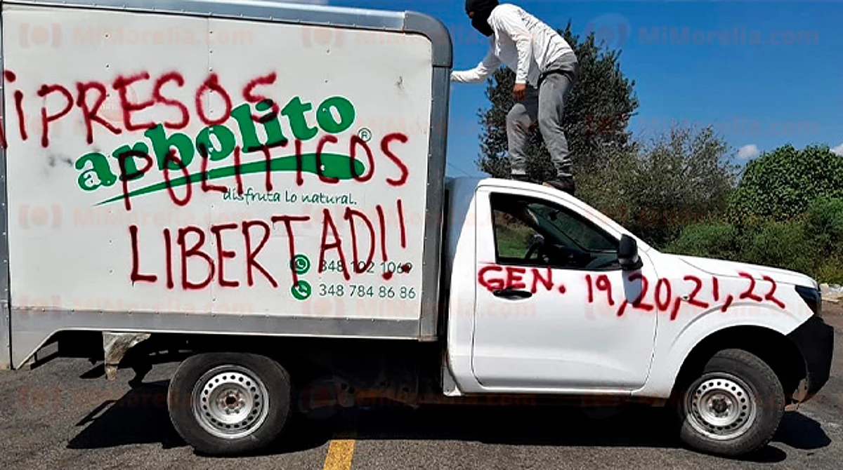 Michoacán: dictan prisión preventiva a egresados normalistas por quema de vehículo