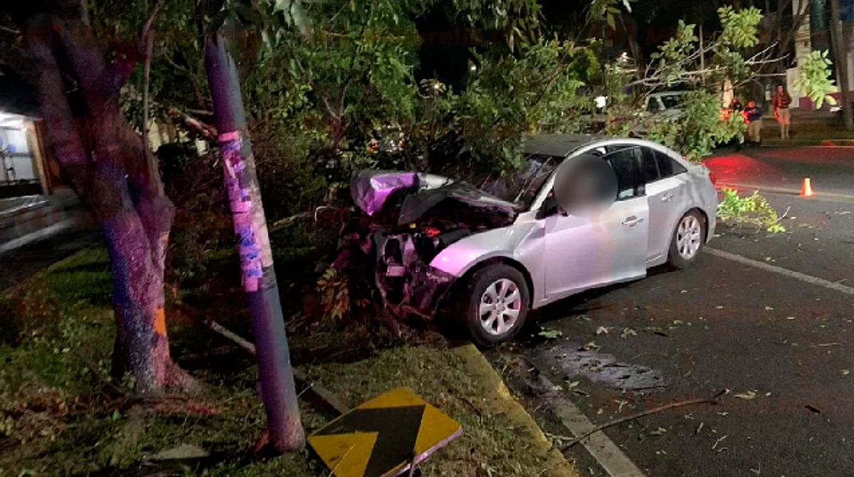 Morelia: hombre muere al chocar auto contra árbol en Camelinas