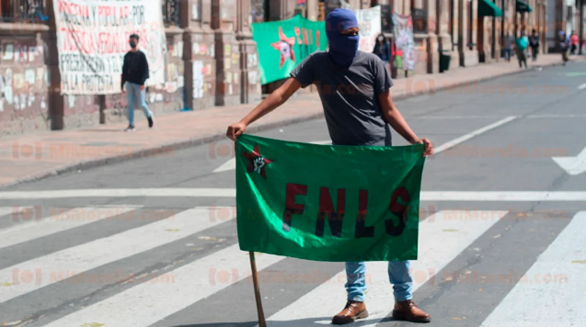 Integrantes del FNLS bloquean avenida Madero; anuncian nueva marcha