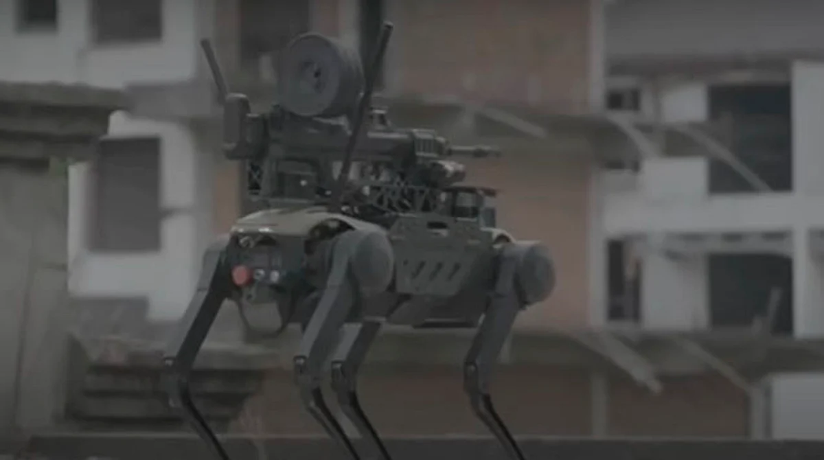 El futuro es ahora: perro de guerra robot desciende en un dron