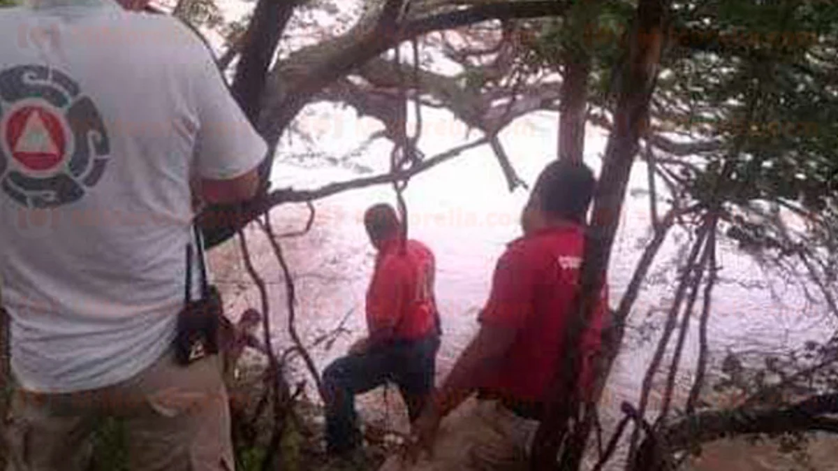 Michoacán: buscan a niño arrastrado por el río donde acudió a pescar con su papá