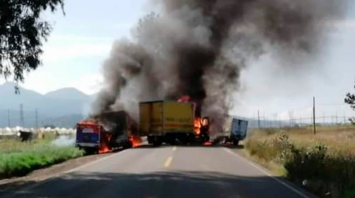 Presuntos normalistas queman cinco camiones y bloquean carretera de Michoacán