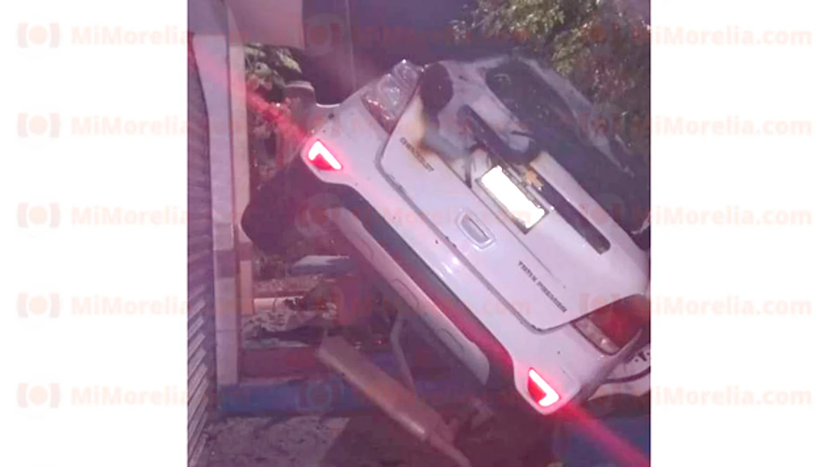 Intentan escapar a sujetos armados y acaban volcados, en Michoacán