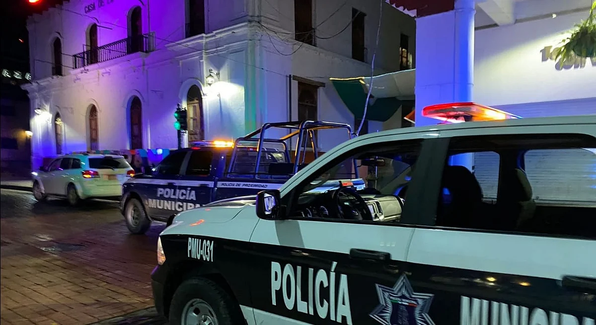 A punta de pistola asaltan oficinas de zapatería en pleno centro de Uruapan