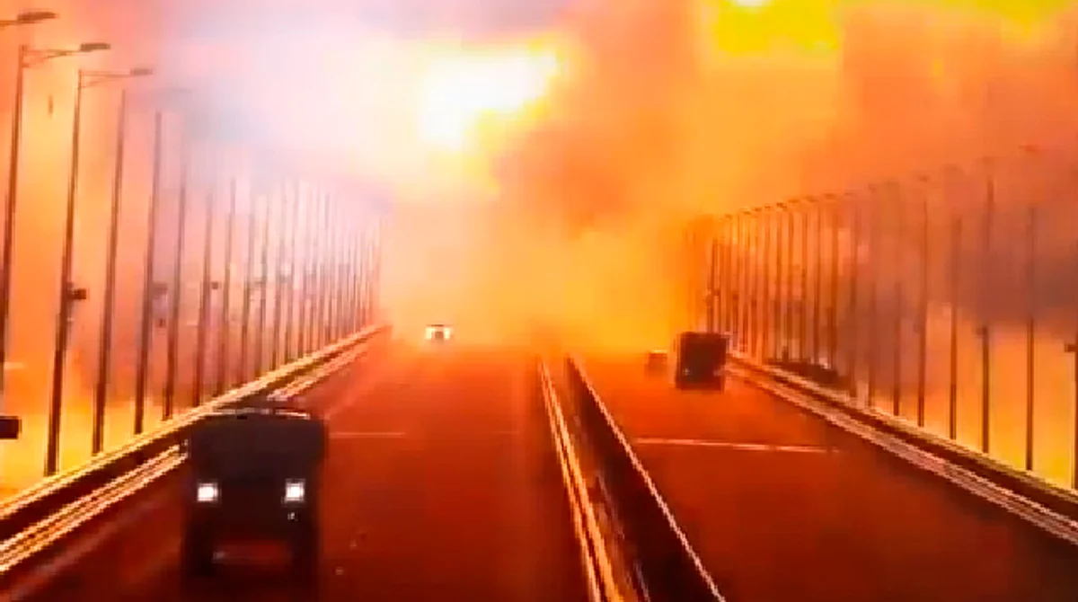 Explosión destruye parte del único puente que une a Crimea con Rusia