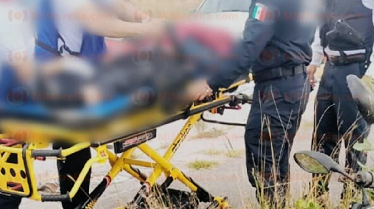 Aparentemente alcoholizado, cae de su moto y queda herido, en Morelia