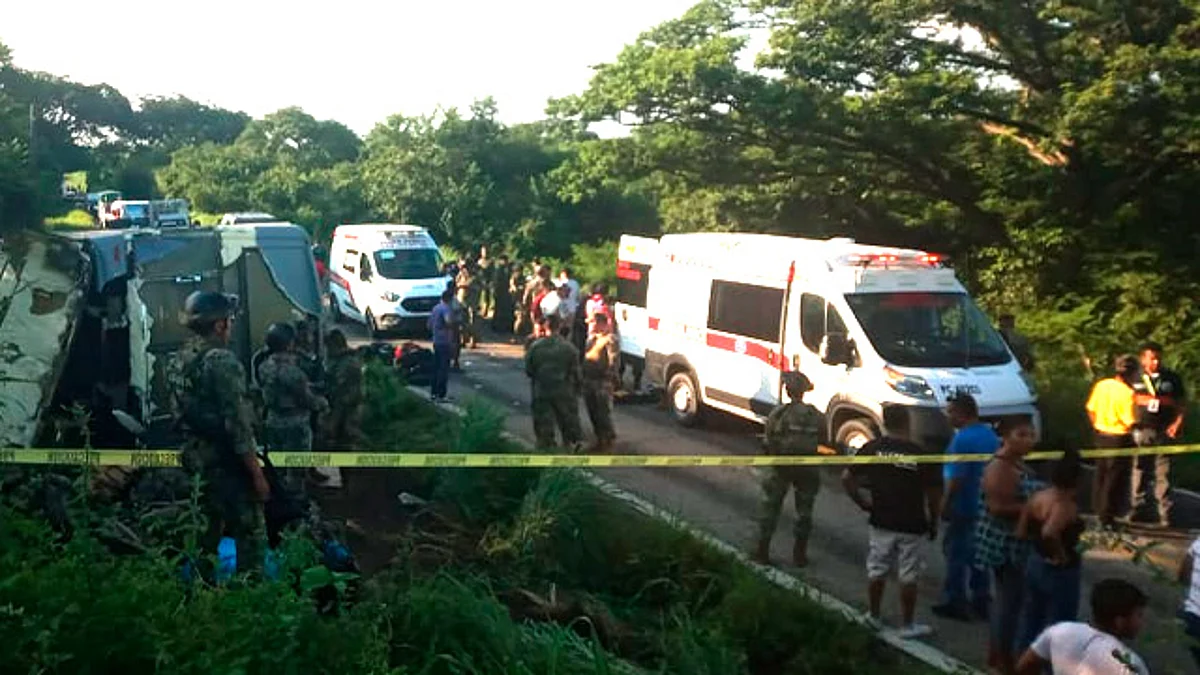 Camión de la Semar vuelca en Costa de Oaxaca; hay 1 muerto y 17 heridos