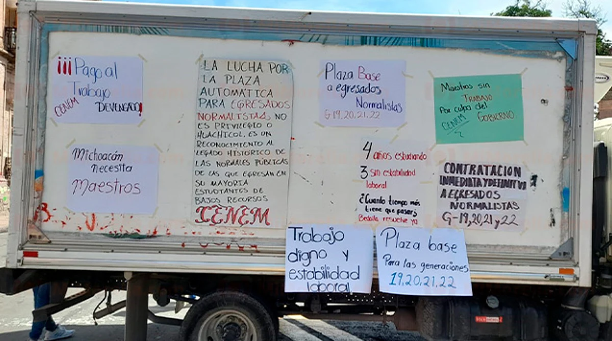Normalistas egresados exigen plaza con secuestro de vehículos y bloqueos en Morelia