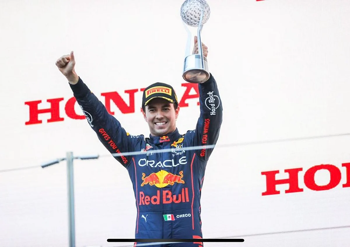 ¡Checo Pérez no se baja del podio! Gana segundo lugar en el GP de Japón