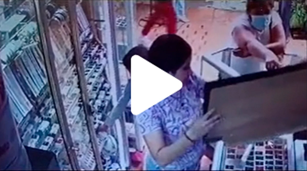 Niña roba charola con joyas de oro, graban todo, pero luego pasa esto
