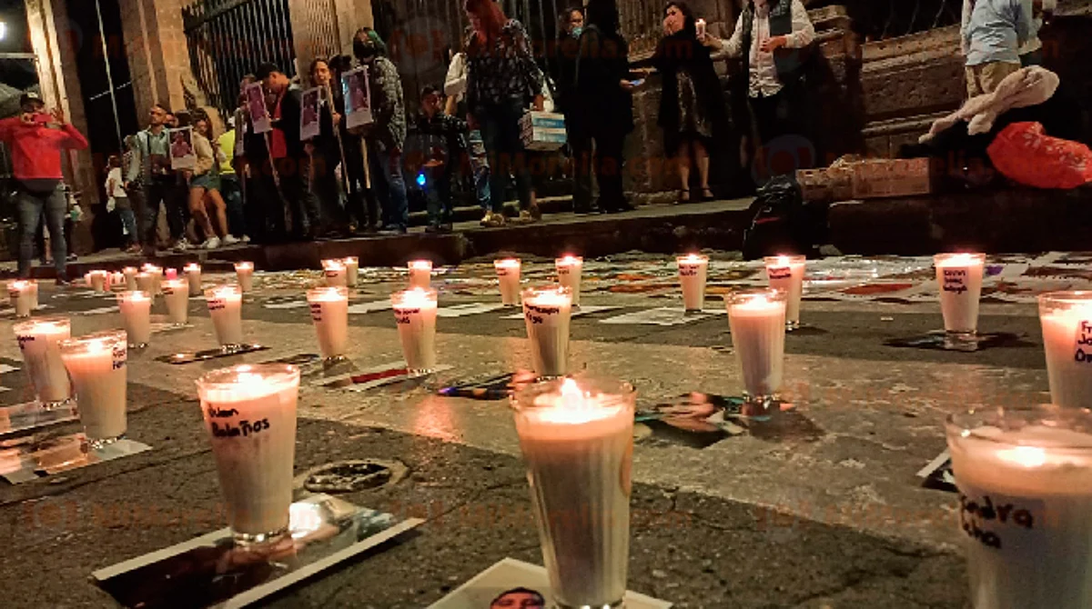 Con veladoras y fotos visibilizan las desapariciones en Michoacán