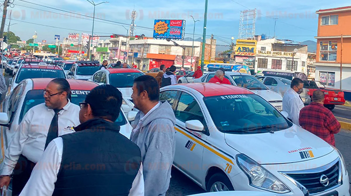 Taxistas toman Cocotra en Morelia; piden regulación de Uber y demás apps