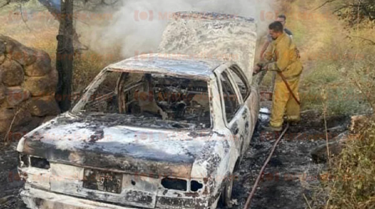 Hallan cadáver carbonizado en auto incendiado y abandonado en carretera de Michoacán