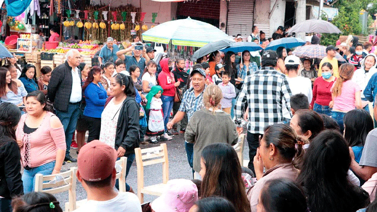 Michoacán: realizan el Juego de las Sillas más grande del mundo