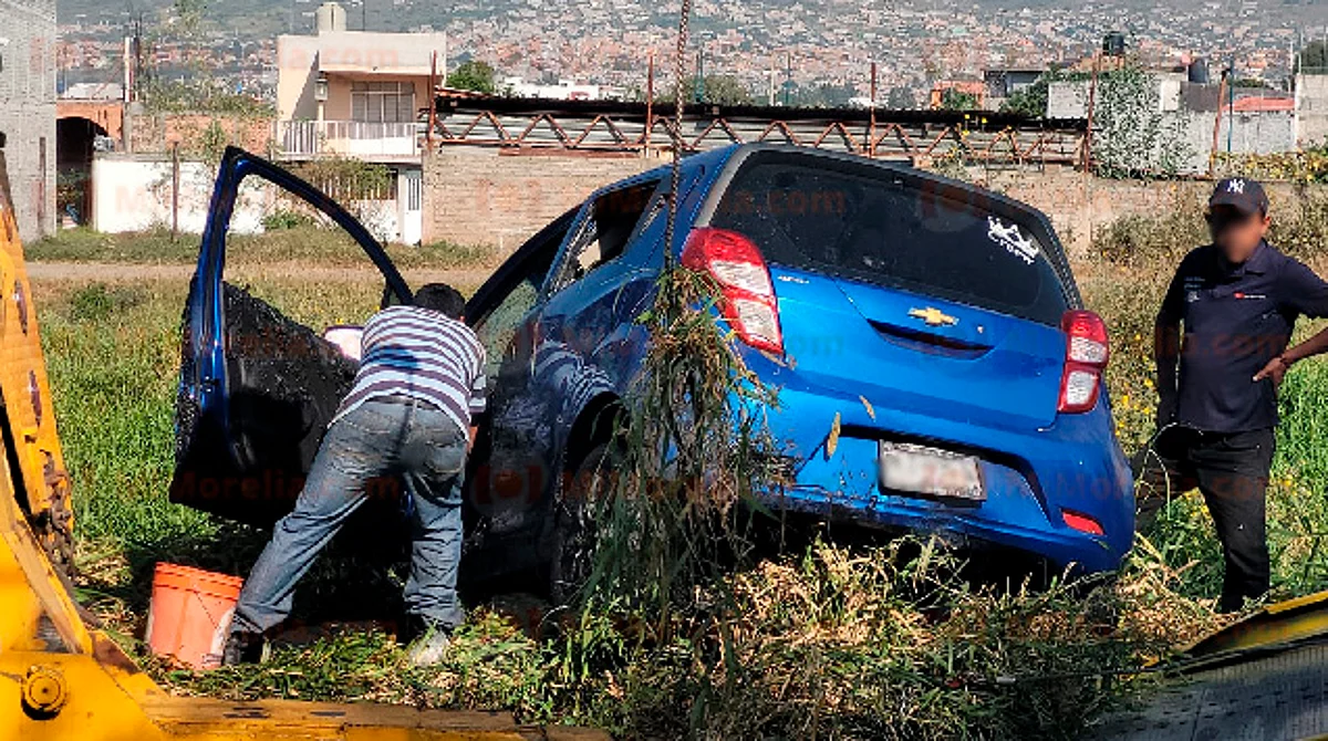 Caen a río de aguas negras en Morelia y abandonan vehículo